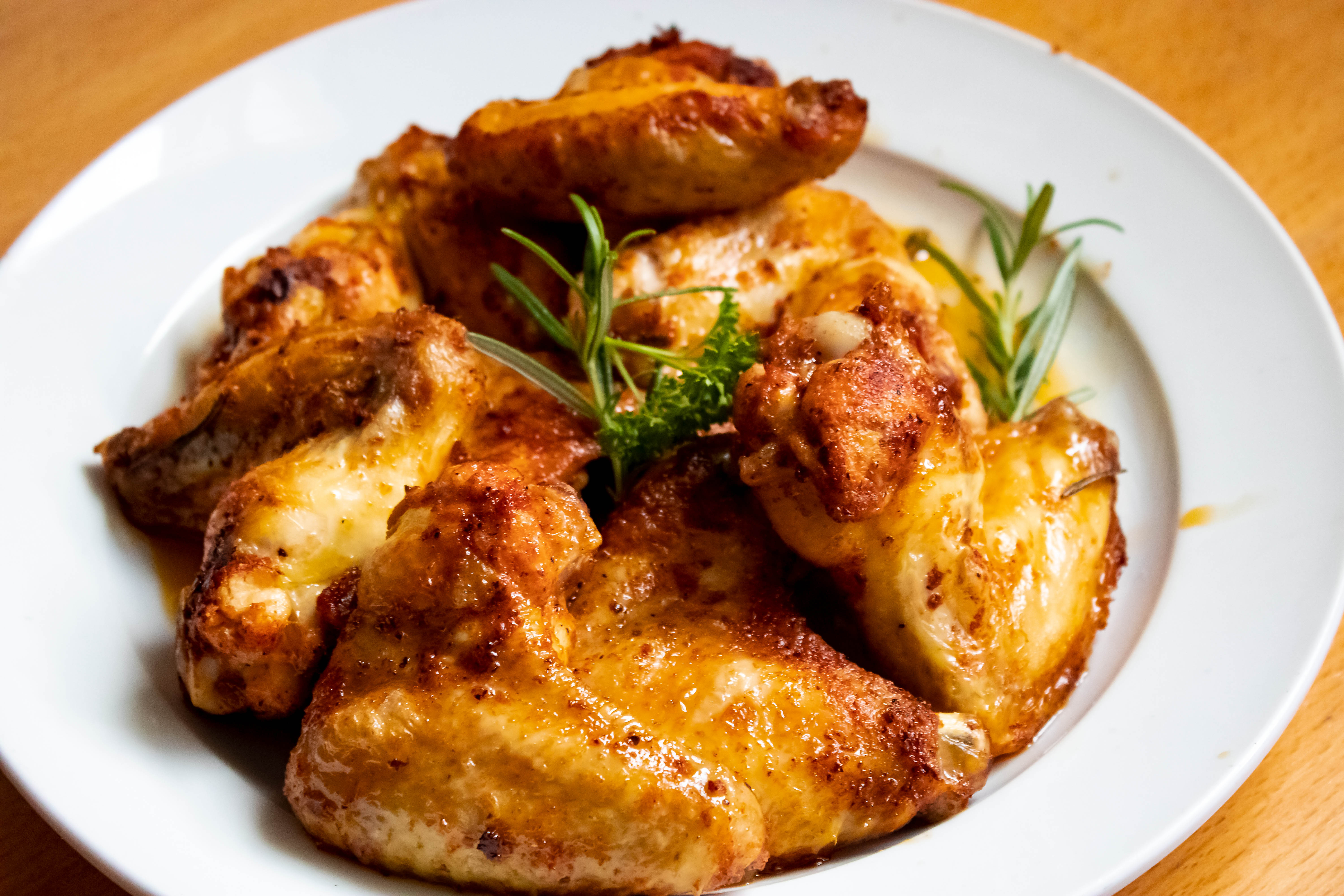 Рецепт хрустящей курицы кусочки. Жареная курица. Зажаренная курица. Блюда с курицей. Мясо курицы жареное.